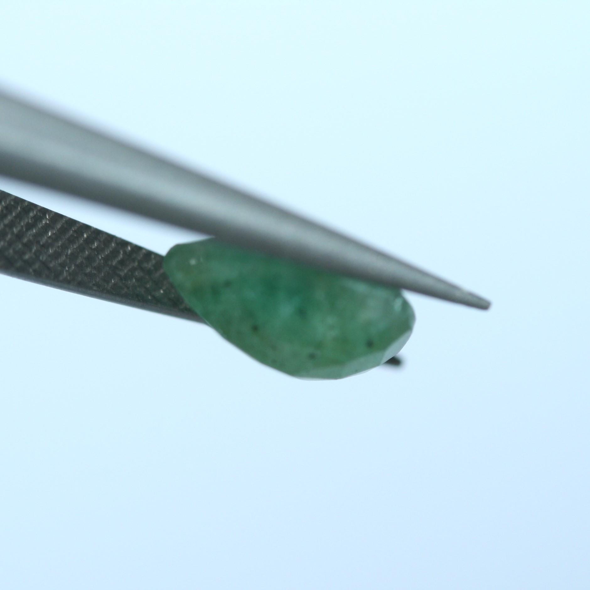 Lot de 6 gouttes d'émeraude à facettes 10x7mm.