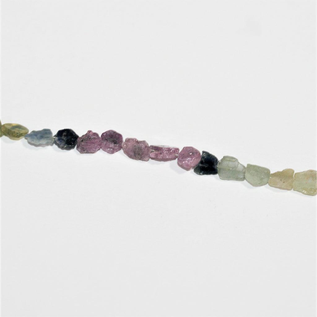 Collier de perles plates irrégulières en saphir multicolore de 8 pouces (environ 6-7 mm). Longueur du fil : 20 cm environ.