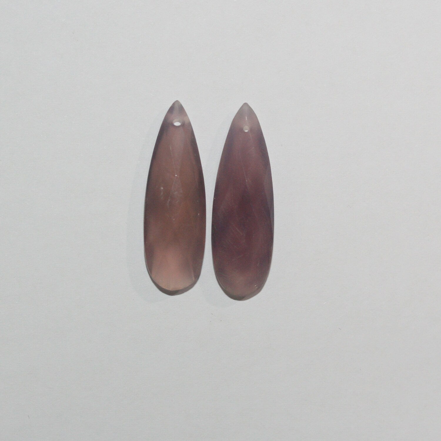 Colgante de gota facetada de calcedonia rosa de 30 x 10 mm (1 par).