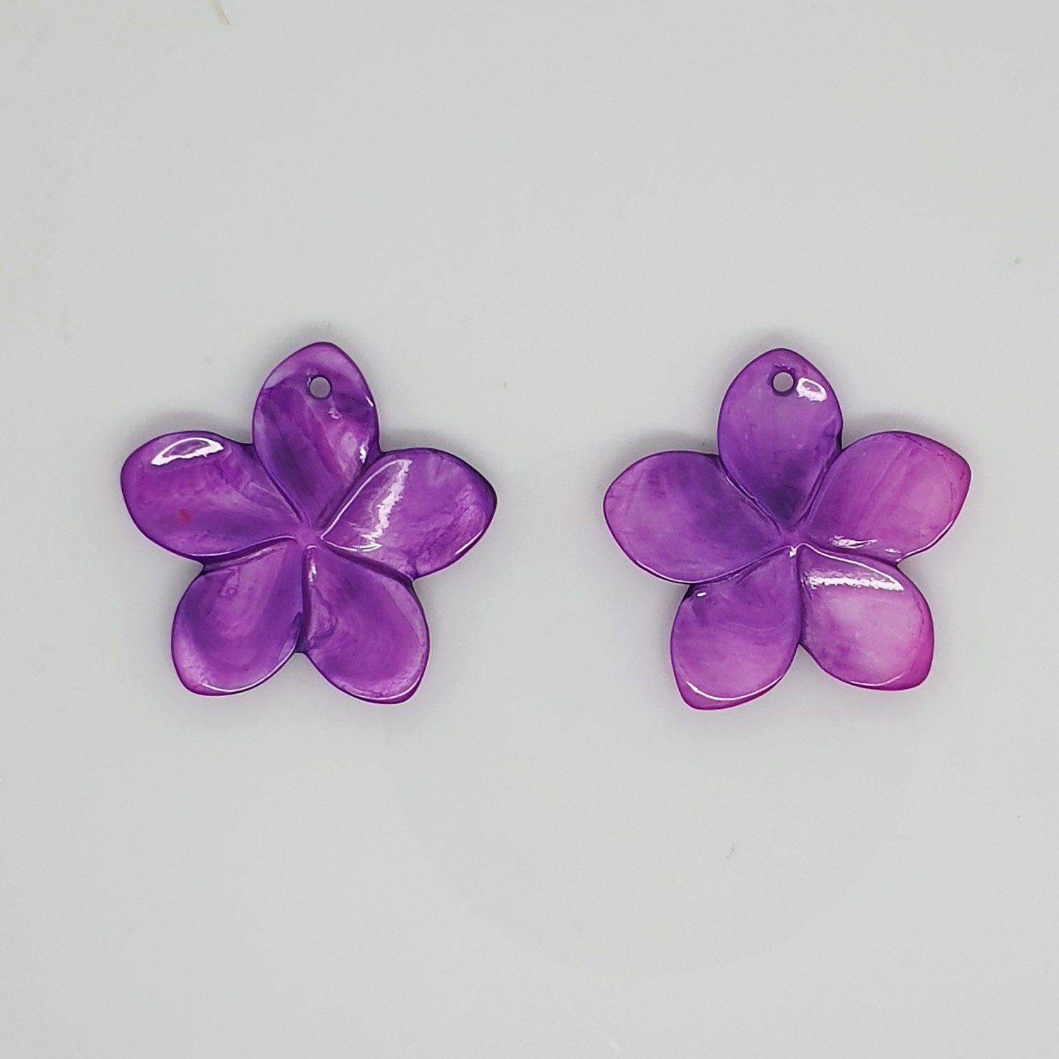 Colgante de flor MOP de 27 mm (1 par)