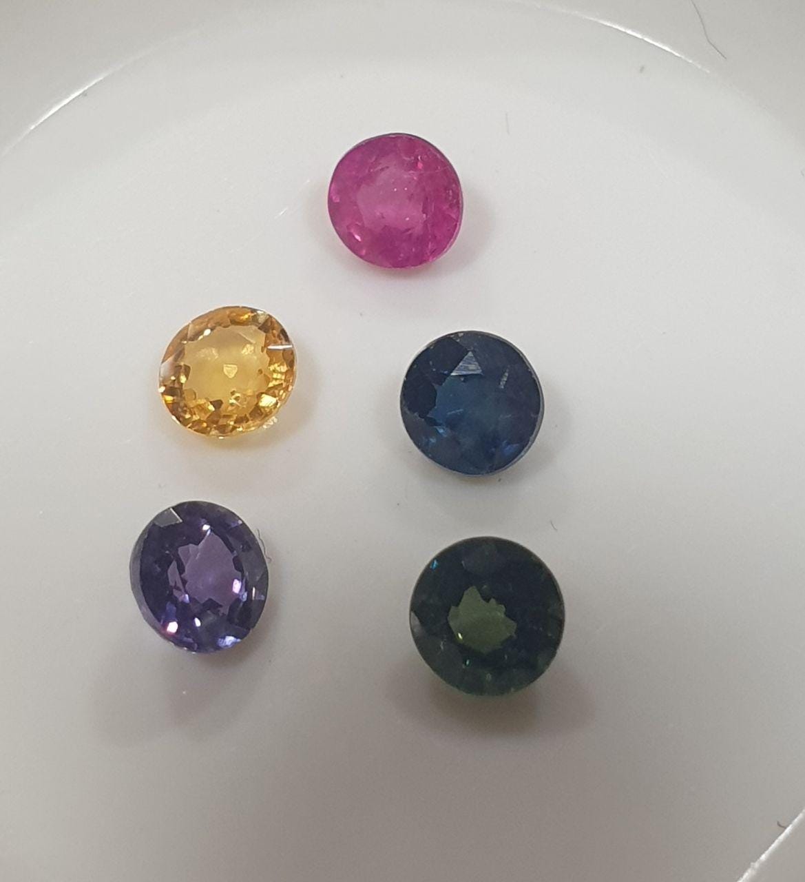 Lote de 5 zafiros multicolores calibrados de corte brillante redondo (rojo, verde, azul, amarillo y morado, 3,6-3,8 mm) - Lote de 5 unidades - Venta al por mayor