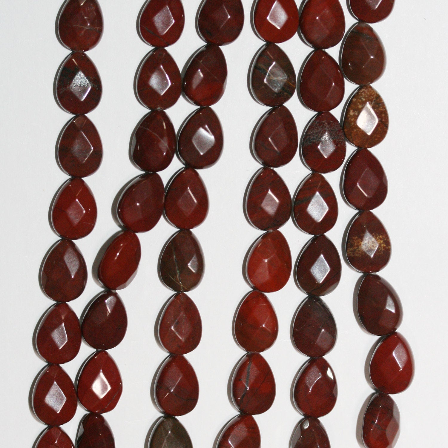 Cuentas de jaspe rojo facetadas de 7" x 11 x 8 mm, hilo de 19 cm.