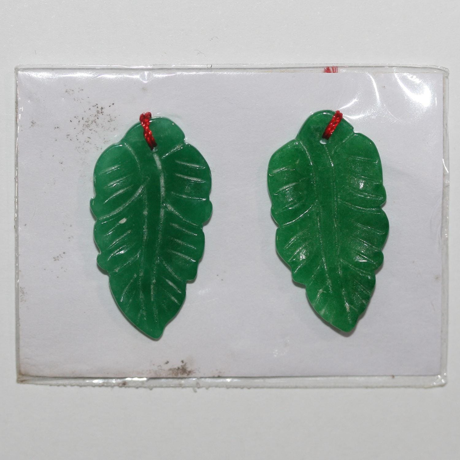 Colgante de jade verde (28-30 x 15 mm aprox., 1 par). Diseño exclusivo.