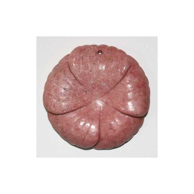 Pendentif fleur sculptée en rhodonite - 46 mm