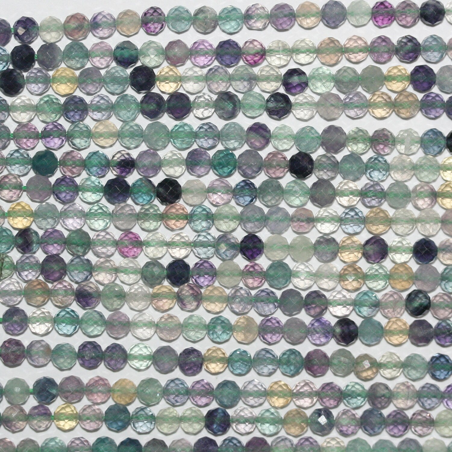 Perles rondes à facettes en fluorite St de 15 pouces, 4-4,5 mm. - Fil de 38 cm.