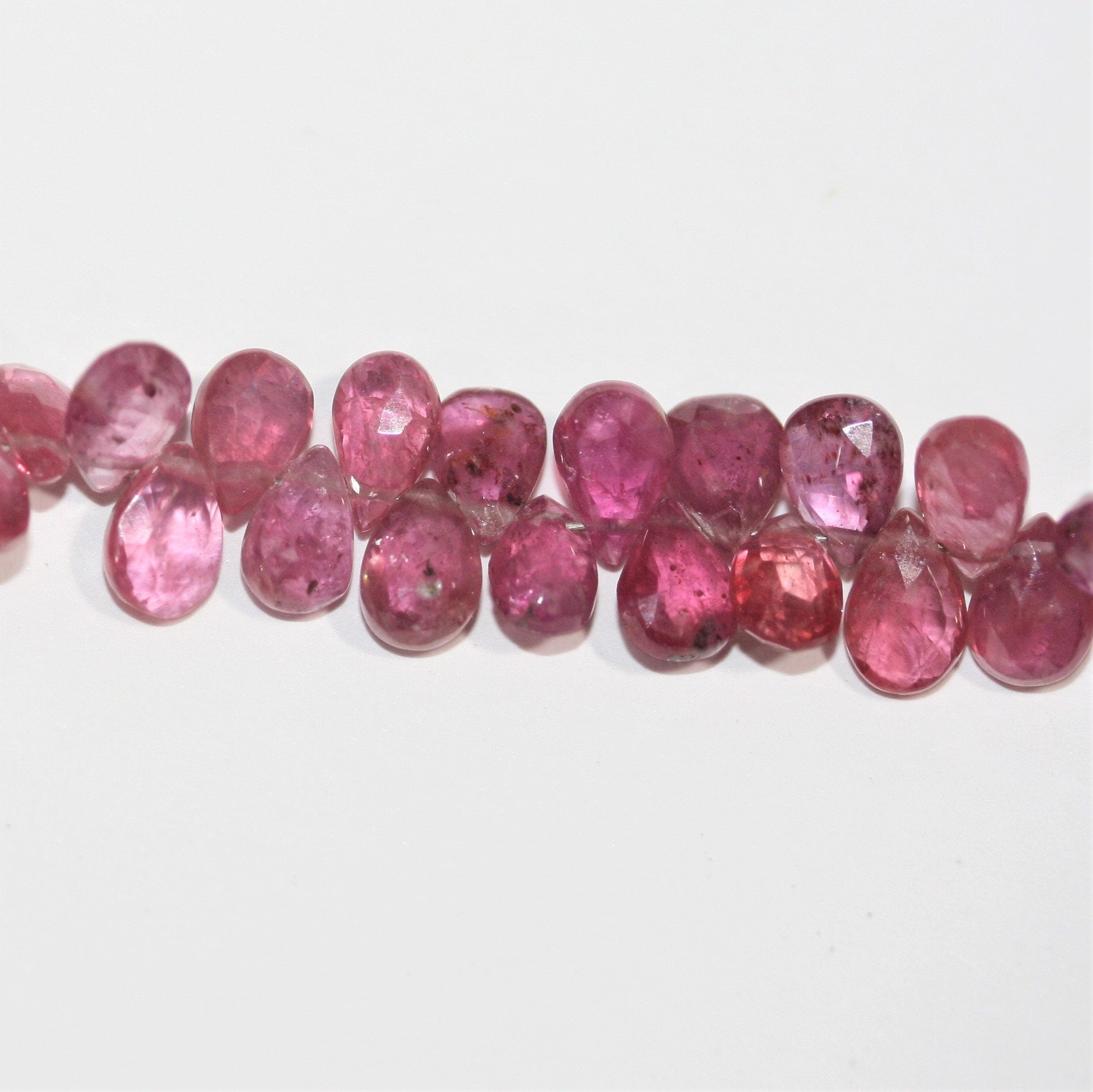 Perles en saphir rose facettées en forme de goutte de 8 pouces, 6 x 4 mm. - Fil de 20 cm.