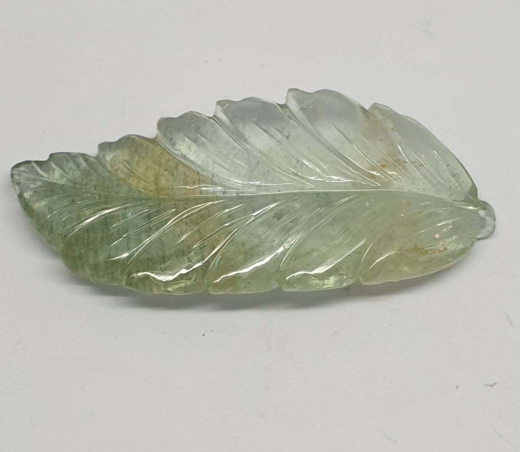Pendentif unique en forme de feuille d'aigue-marine sculptée, 49,5 x 22,3 mm. Sculpture unique - Pierres naturelles - Énergie positive et guérissante - Pièce unique - 52,25 ct