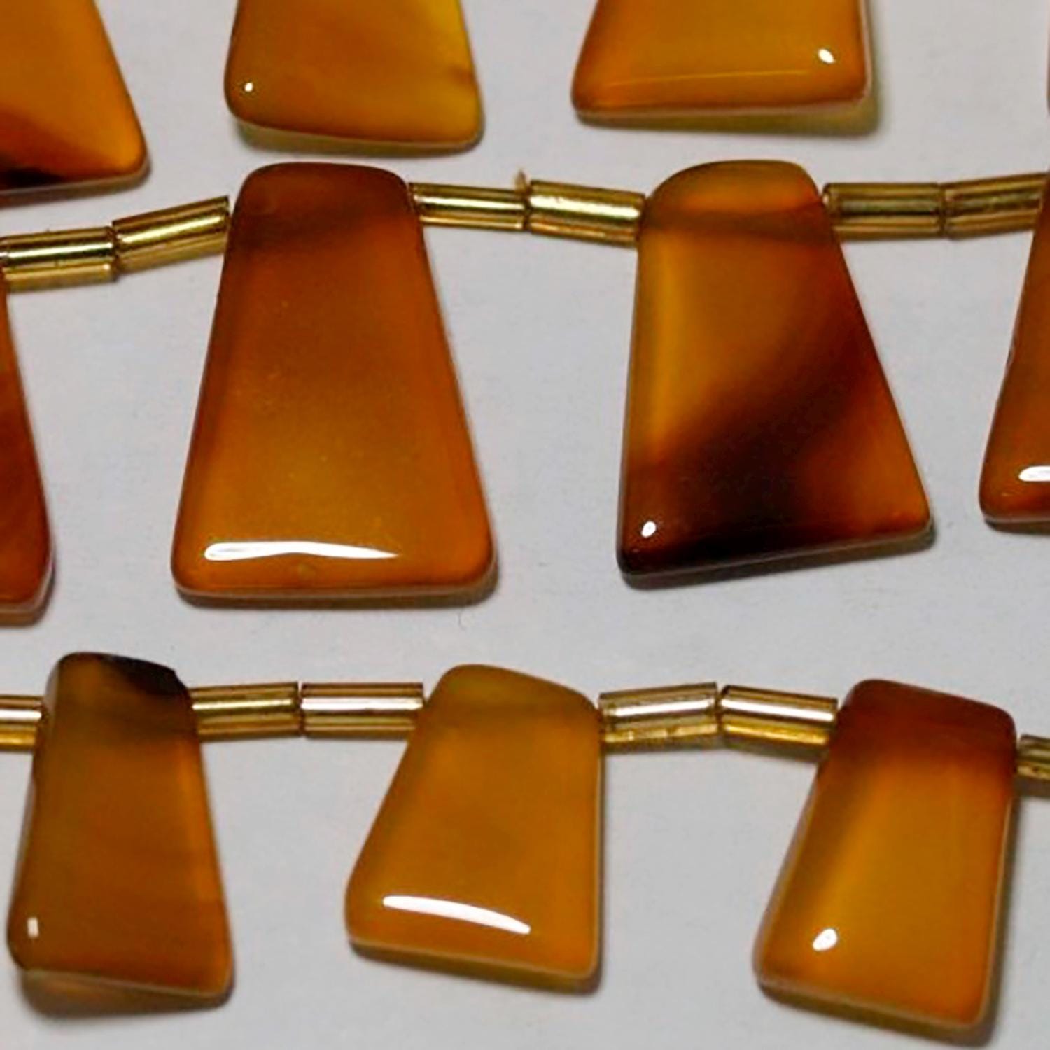 Perles pyramidales lisses en calchédoine multicolore de 20 cm (8 pouces), 17 x 10 mm environ. Longueur du fil : 20 cm.