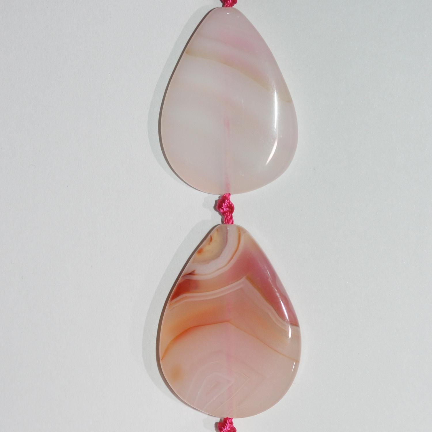 Perles plates lisses en agate St Fuchsia 15" (40 x 30 mm). Fil de 39 cm.