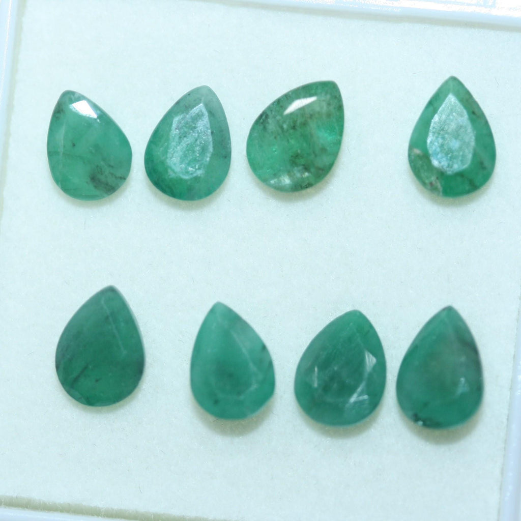 Lot de 8 gouttes d'émeraude à facettes 7x5mm.