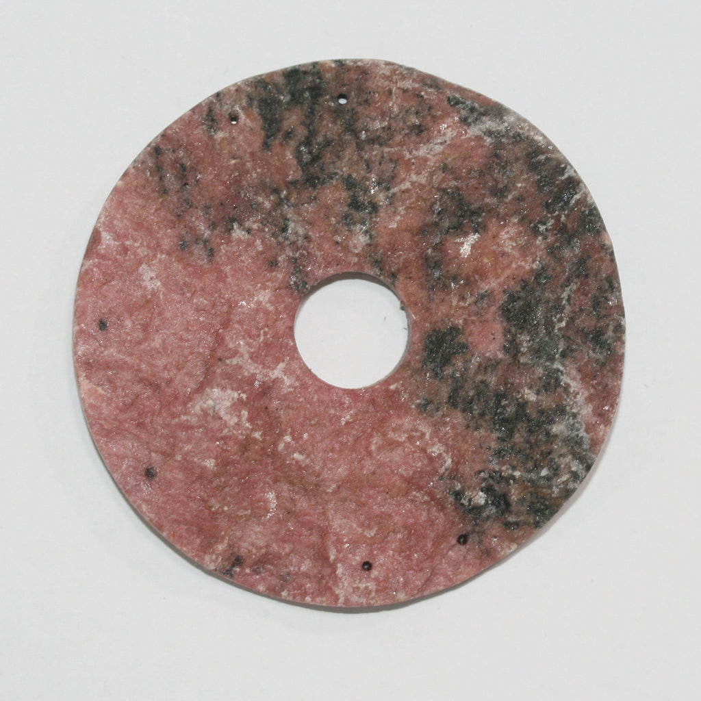Pendentif en rhodonite non polie, environ 45-65 mm.