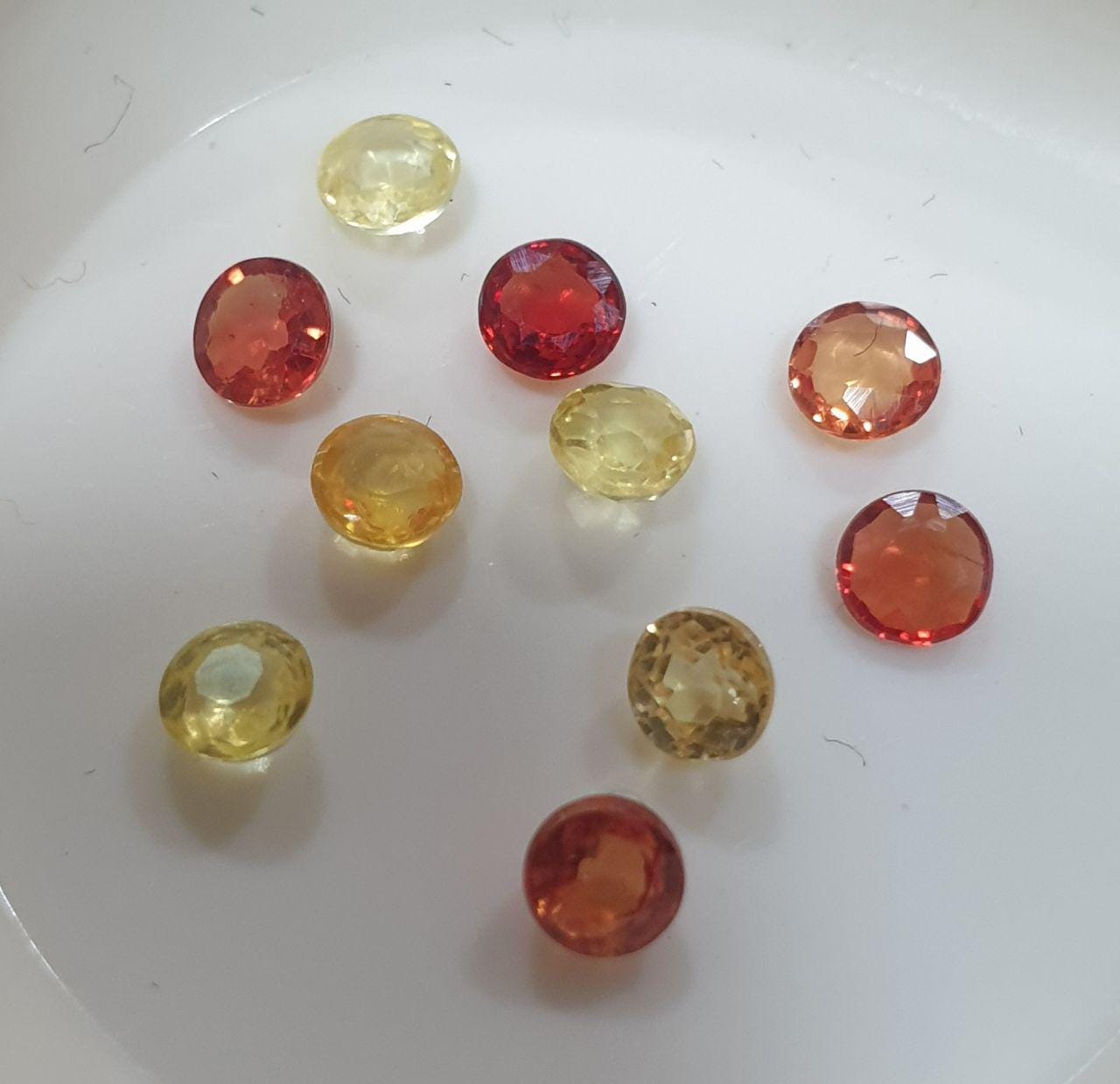 Lot de saphirs multicolores à facettes rondes de 3 mm (10 pièces).