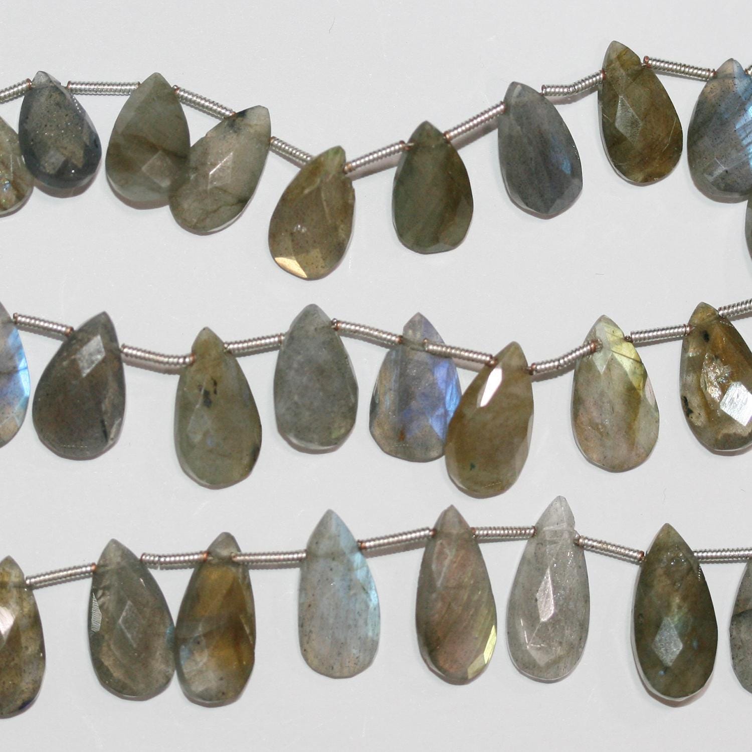 Perles en forme de goutte à facettes en Labradorite de 8 pouces, 14 x 9 mm environ. Longueur du fil : 20 cm.
