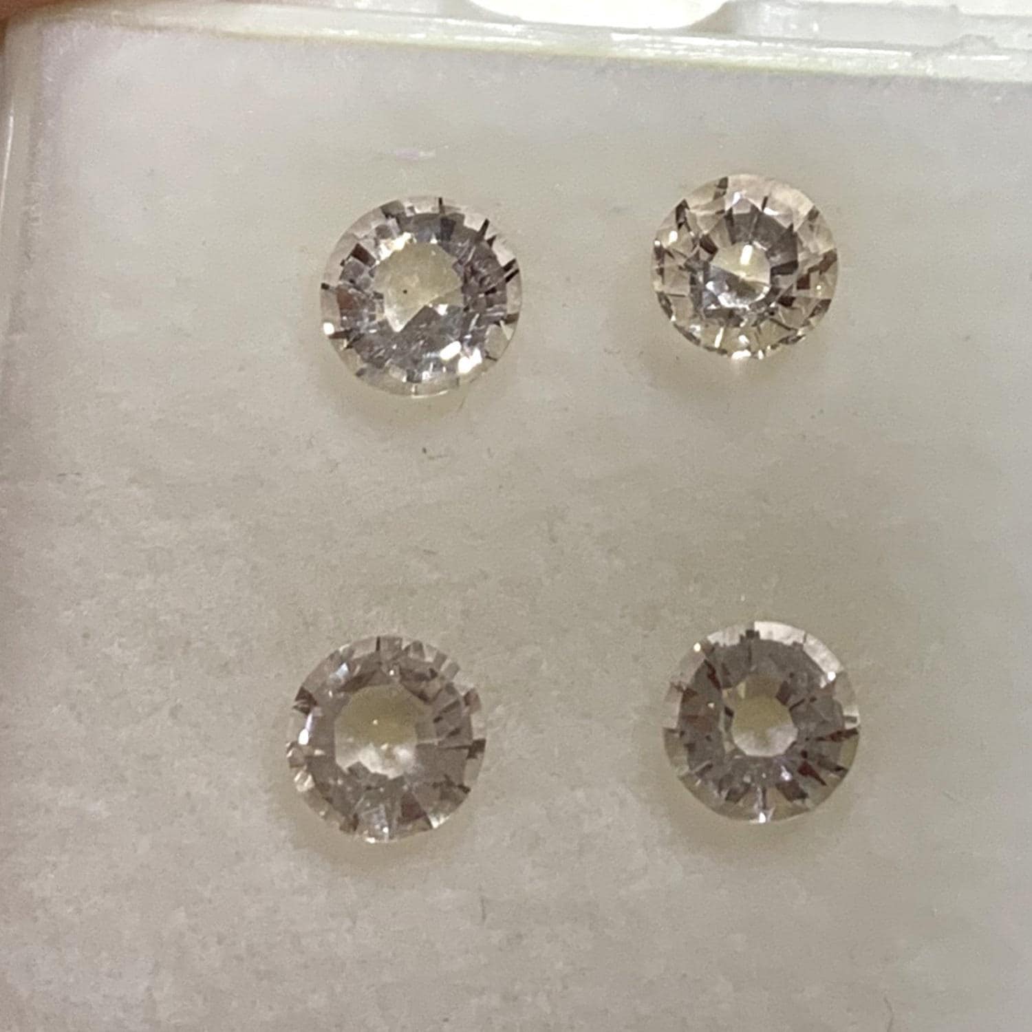 Lot de 4 pierres rondes à facettes de morganite de 6 mm. Pierres précieuses de qualité supérieure, vente en gros.