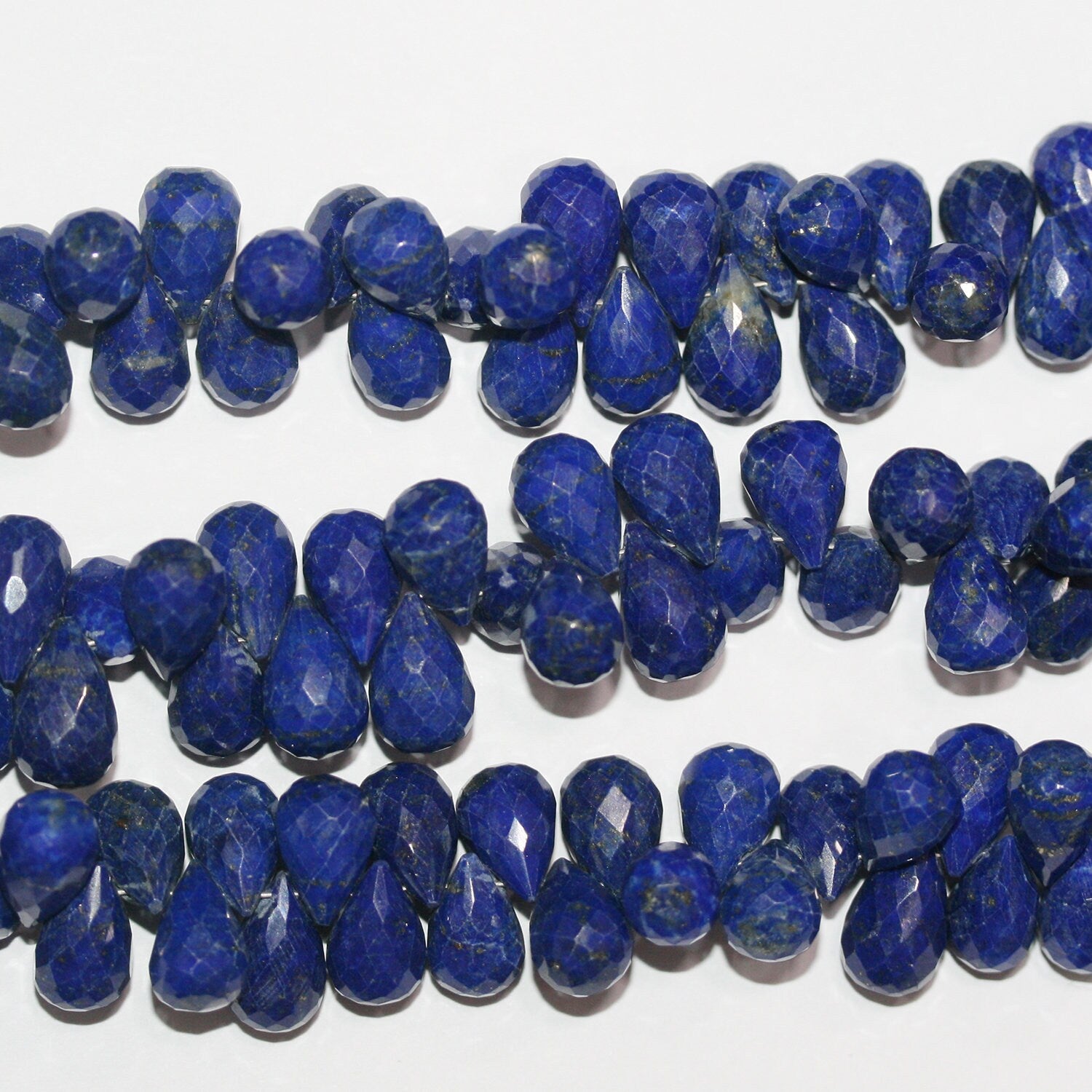Perles en lapis-lazuli facettées de 20 cm (8 pouces), 10 x 7 mm. Longueur du fil : environ 21 cm.
