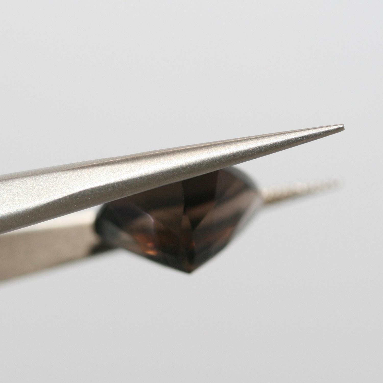 Lot de 2 pierres de quartz fumé facettées en forme de trillion de 14 mm.