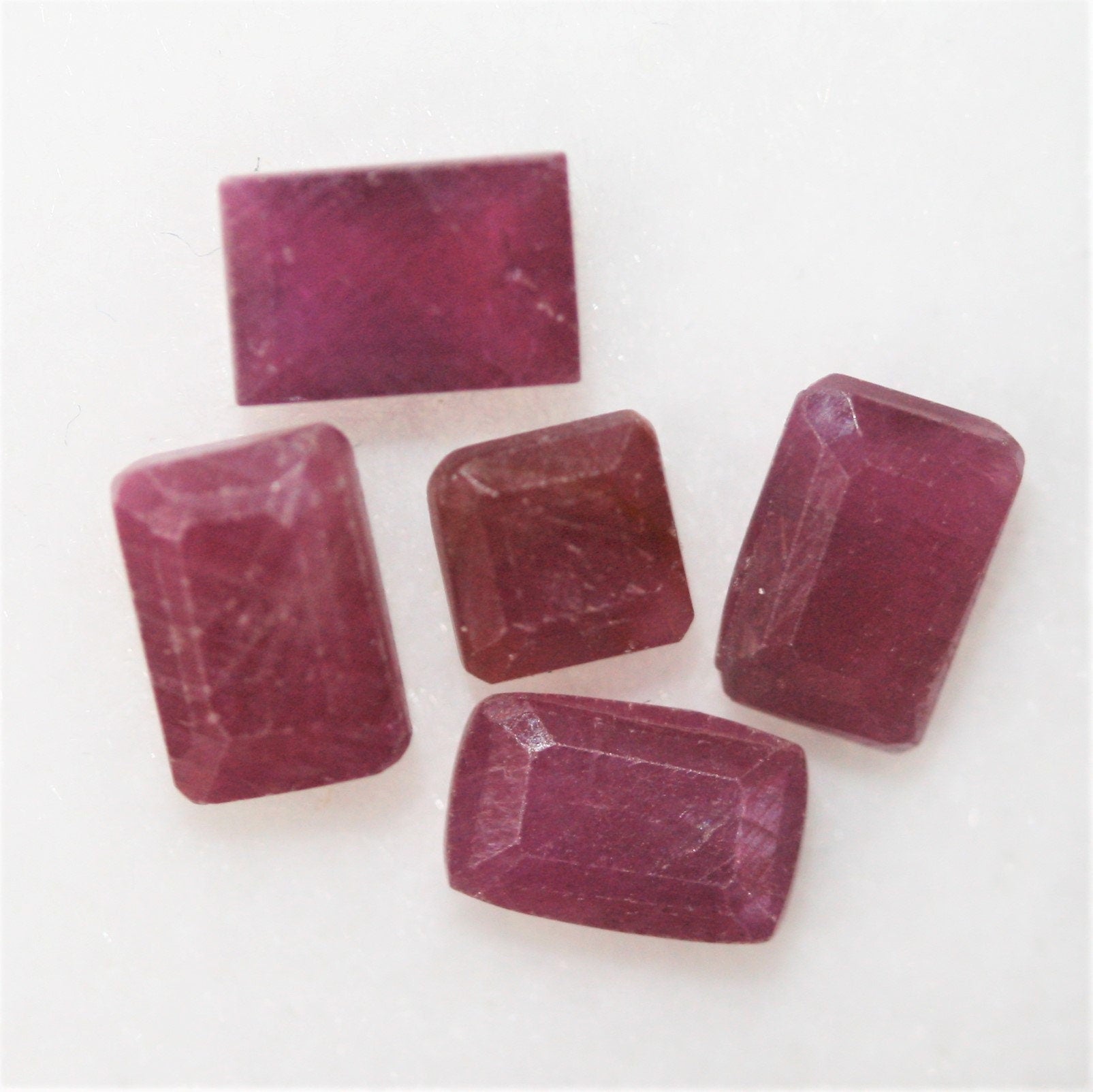 Lot de rubis de formes variées (carrées et rectangulaires) - 5 pièces - Pierre précieuse naturelle - Prix de gros