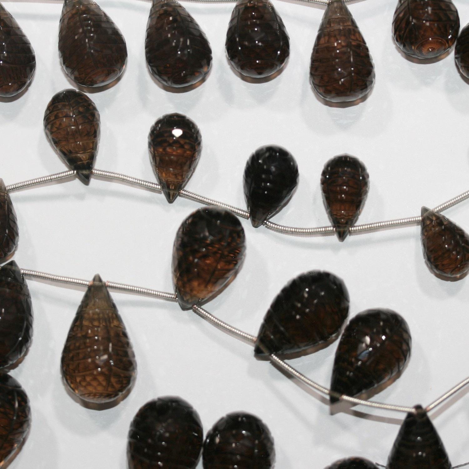 Cuentas de cuarzo ahumado talladas de 18 x 10 mm a 24 x 16 mm. Tira de 19 cm aprox. - Ref. 14890