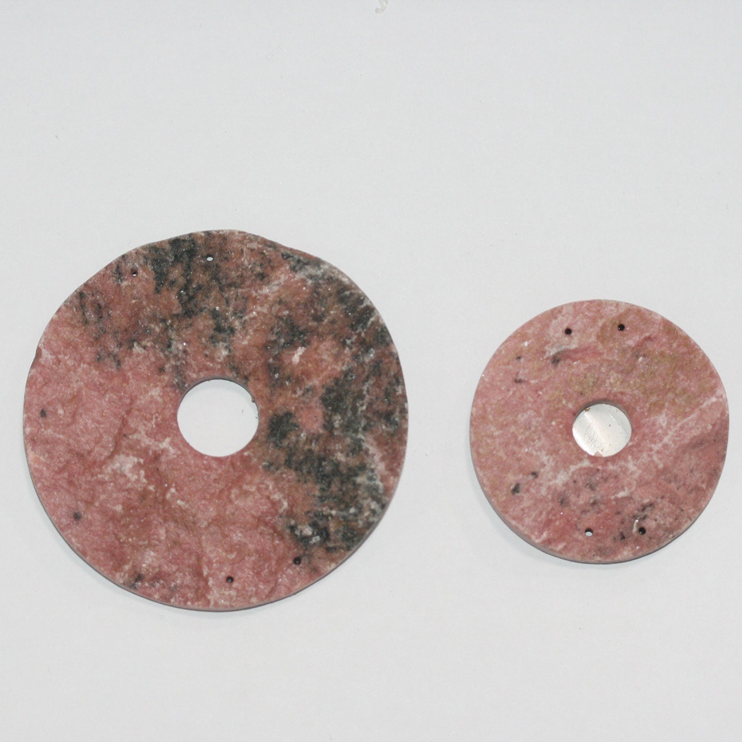 Pendentif en rhodonite non polie, environ 45-65 mm.