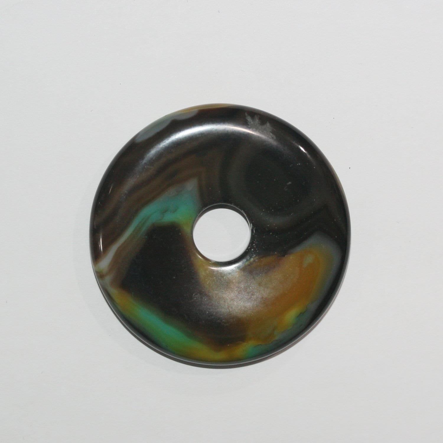Pendentif rond lisse en agate multicolore 52 mm.