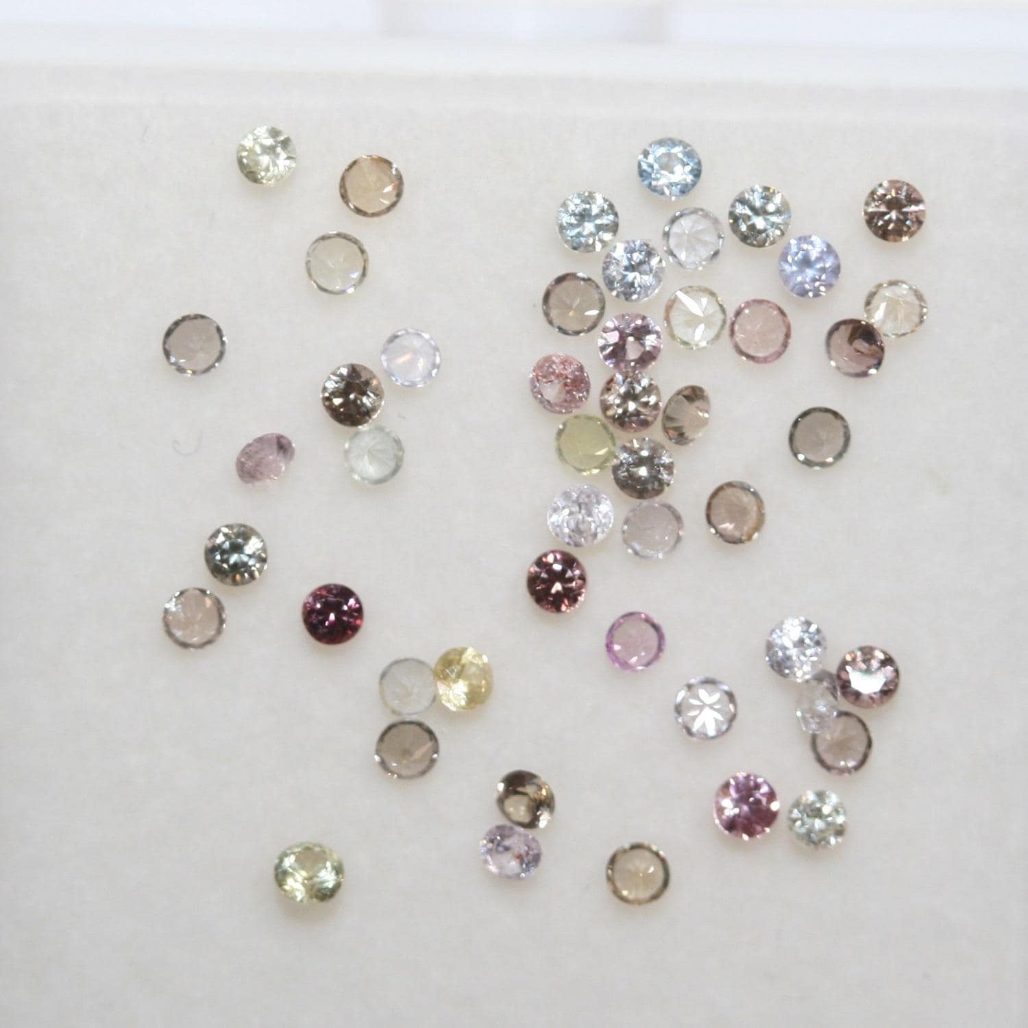 Lot de saphirs multicolores facettés ronds de 2 mm, environ 2 carats.