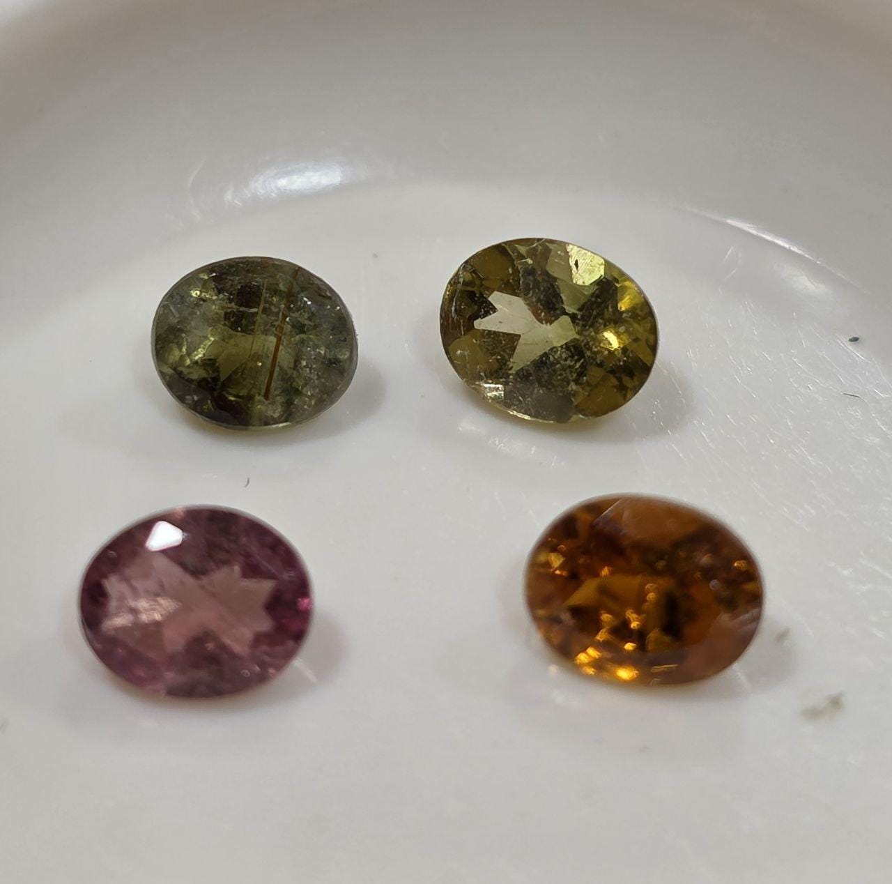 Lot de tourmalines rubellites roses et vertes multicolores, pierres précieuses rondes et ovales de 5 x 4 mm