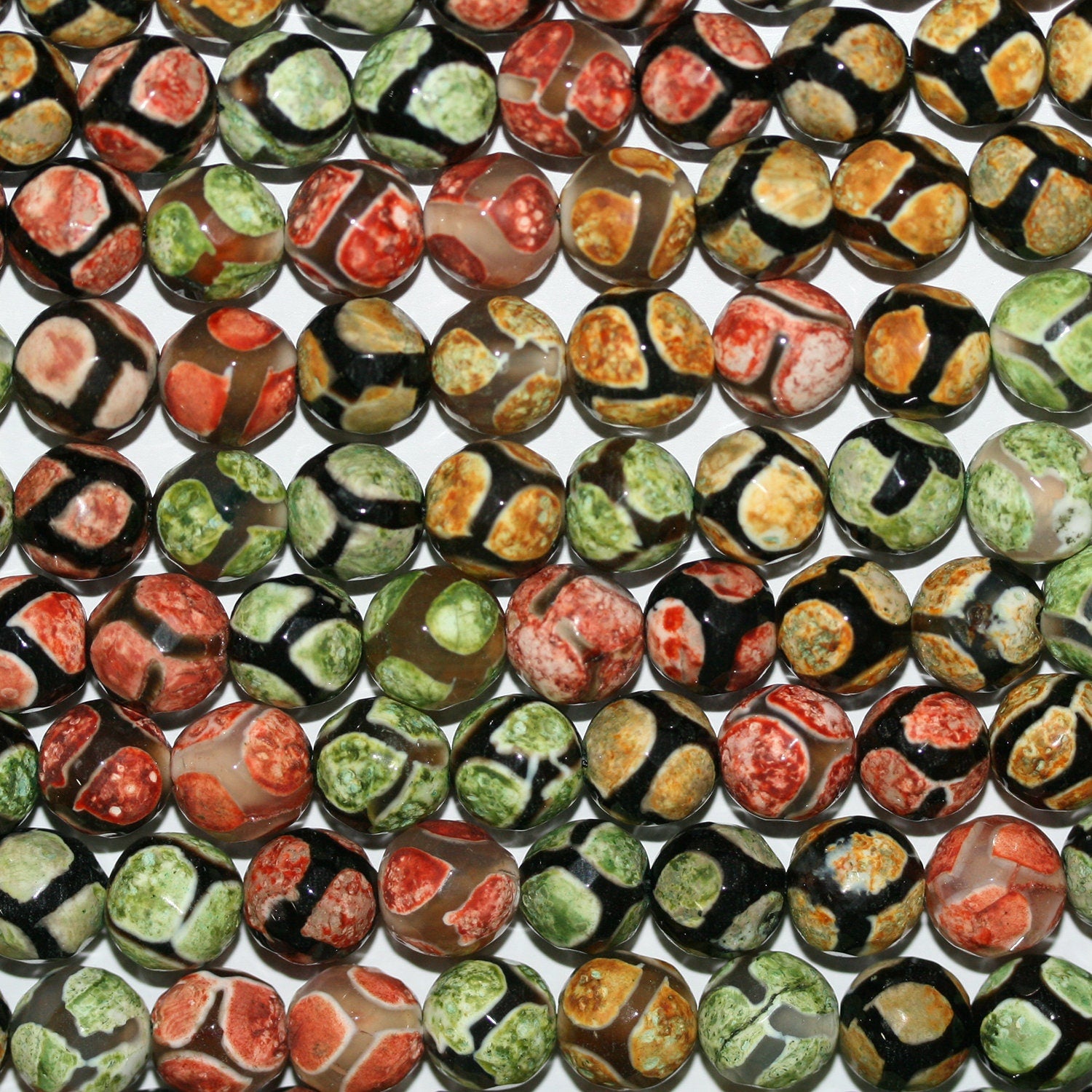 15" Perles rondes à facettes en agate multicolore, 10 mm. Fil de 37 cm.