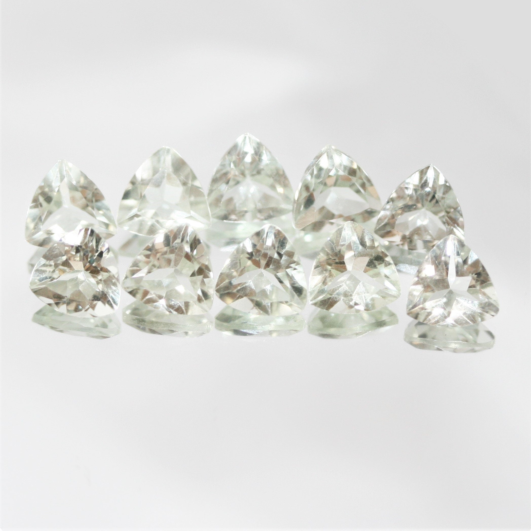 Lot de 10 pierres de prasiolite facettées taille trillion, 8 mm.