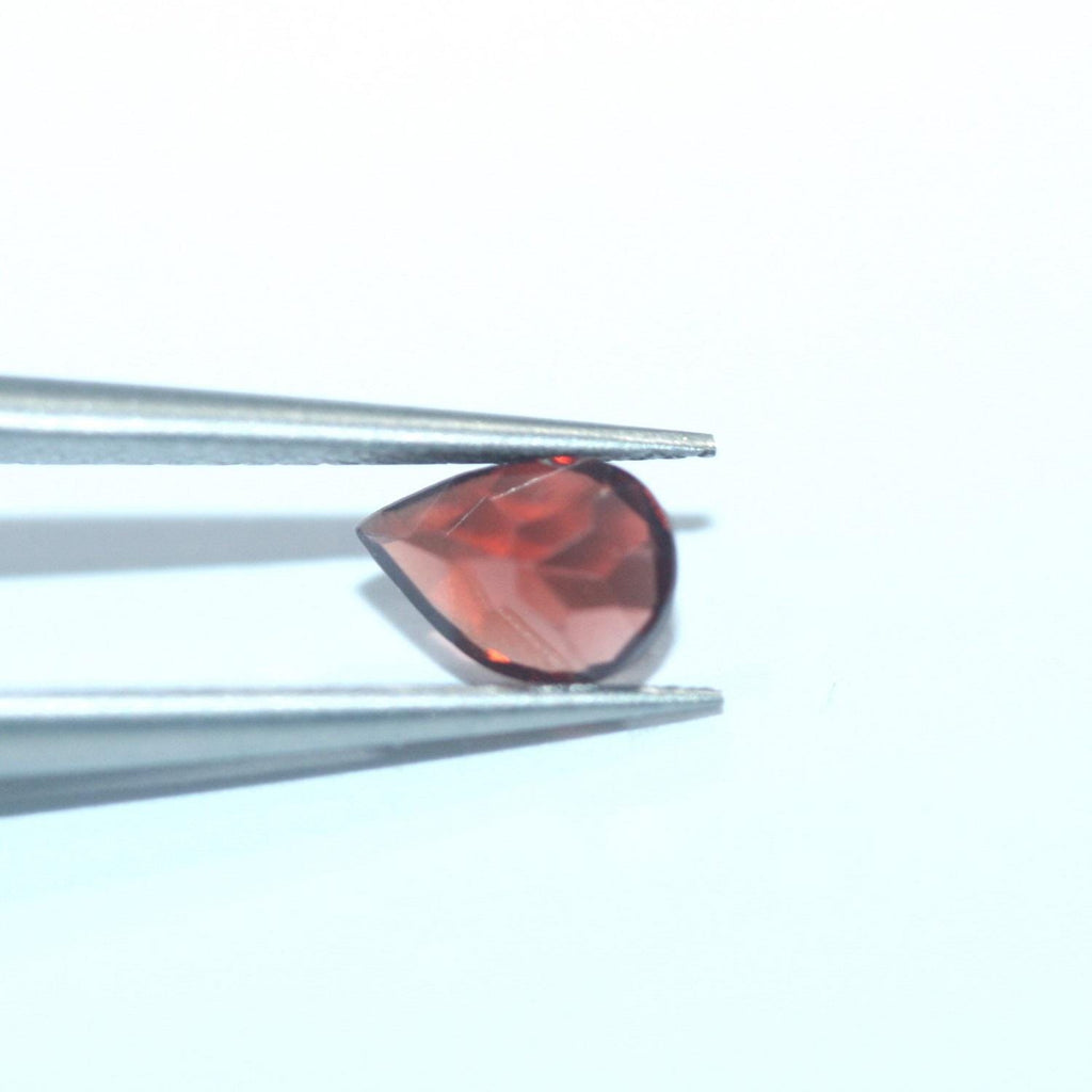 Lot de 8 grenats taillés en goutte, 7 x 5 mm. - Pierres précieuses de qualité supérieure, vente en gros.