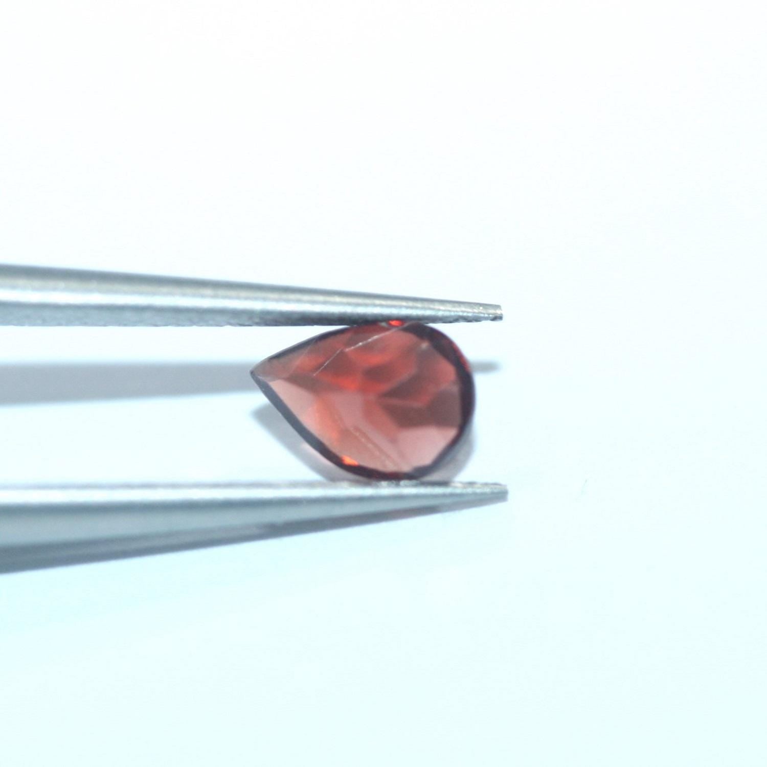 Lot de 8 grenats taillés en goutte, 7 x 5 mm. - Pierres précieuses de qualité supérieure, vente en gros.