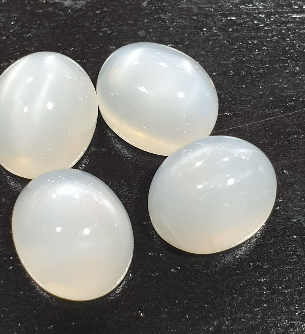 Lote de 4 cabujones ovalados de piedra lunar blanca de 12 x 10 mm. (4 piezas)