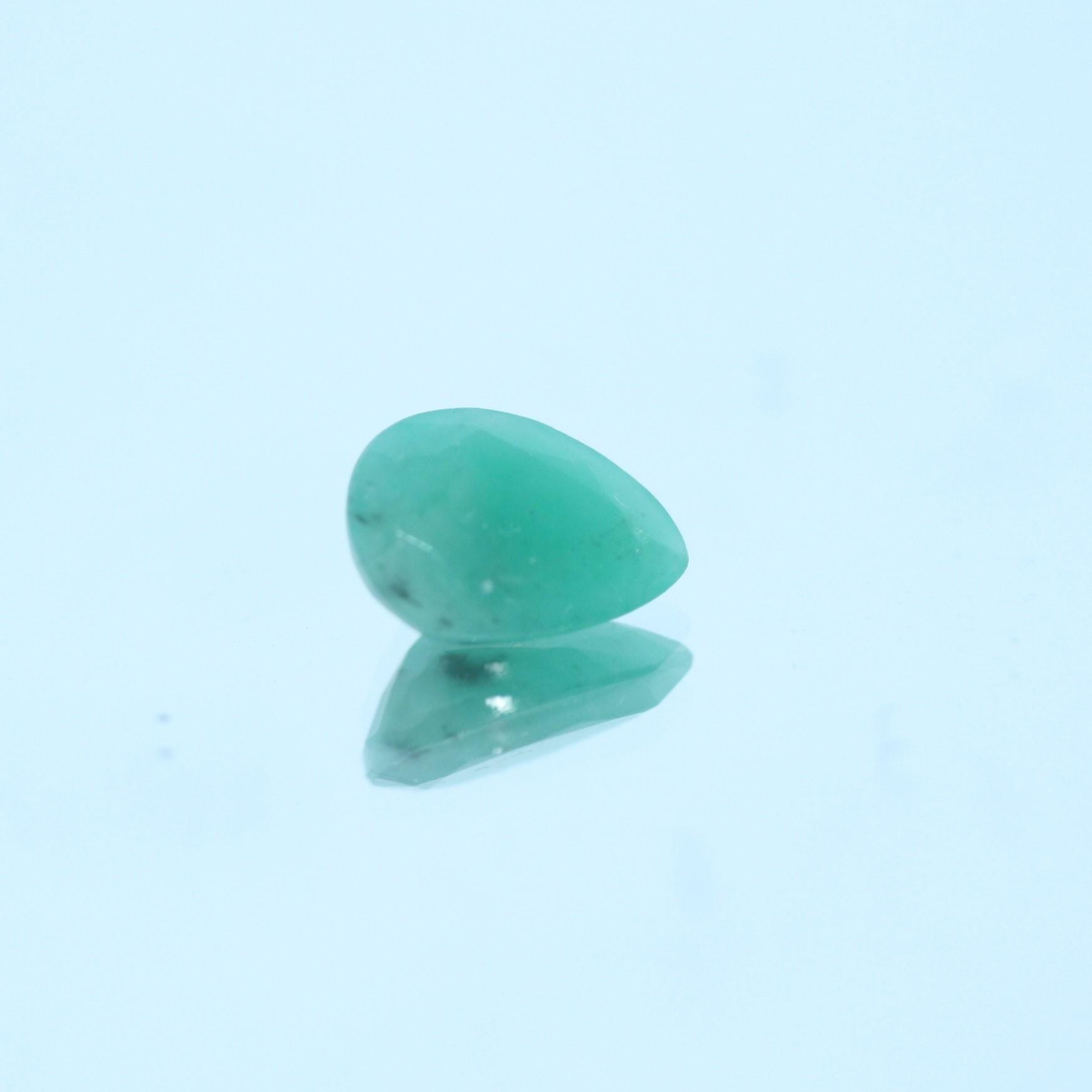 Lot de 8 gouttes émeraude à facettes 9x6mm.