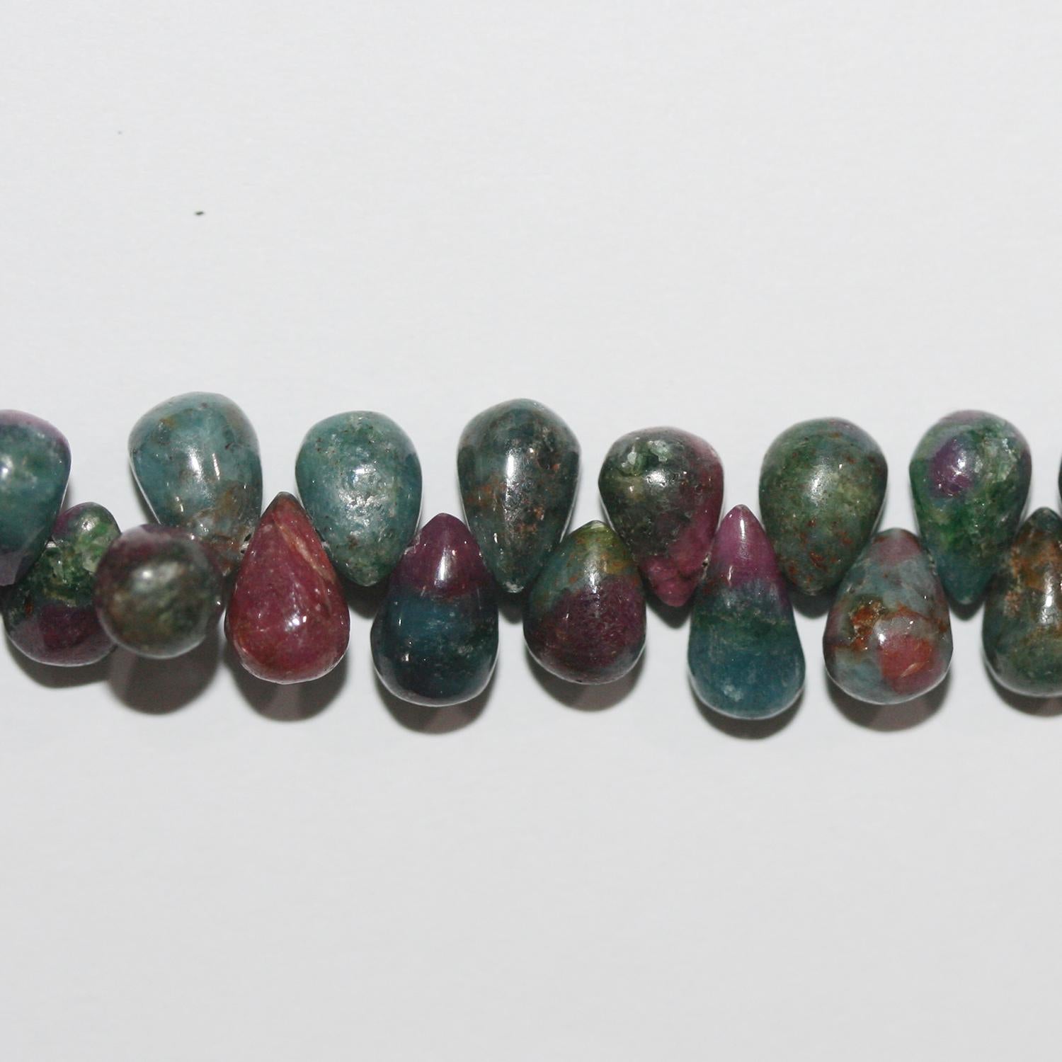 Perles en zoïsite St Ruby lisses en forme de goutte, 8 x 5 mm - Fil de 20 cm.