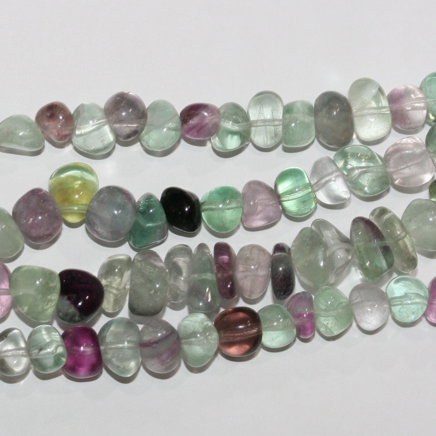 Perles de fluorite St lisses en pépites de 15 pouces (8-10 mm). Longueur approximative du fil : 39 cm.