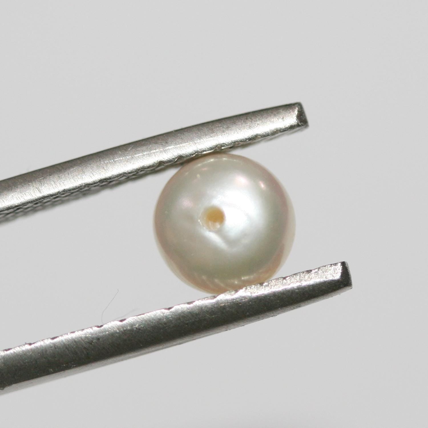 16 paires de perles de culture bouton de 5 à 5,5 mm environ, demi-perforées. Perles naturelles bouton. Prix pour 16 paires. Boucles d'oreilles en perles.