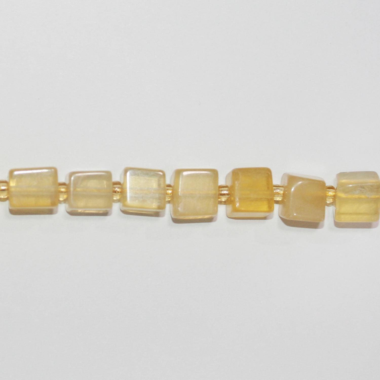 Perles cubiques lisses en fluorite jaune St de 14 pouces, 5-6 mm environ - Fil de 38 cm.