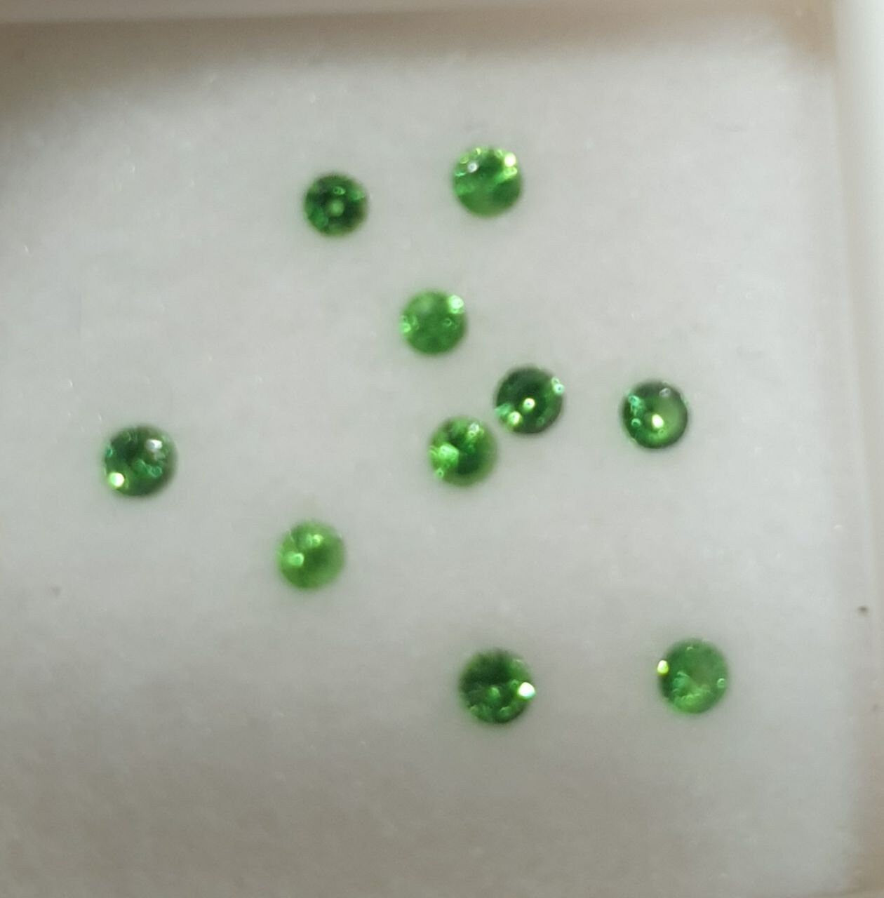 Lote de 10 piedras preciosas de granate tsavorita facetadas redondas de 1,7 mm. Precio al por mayor.