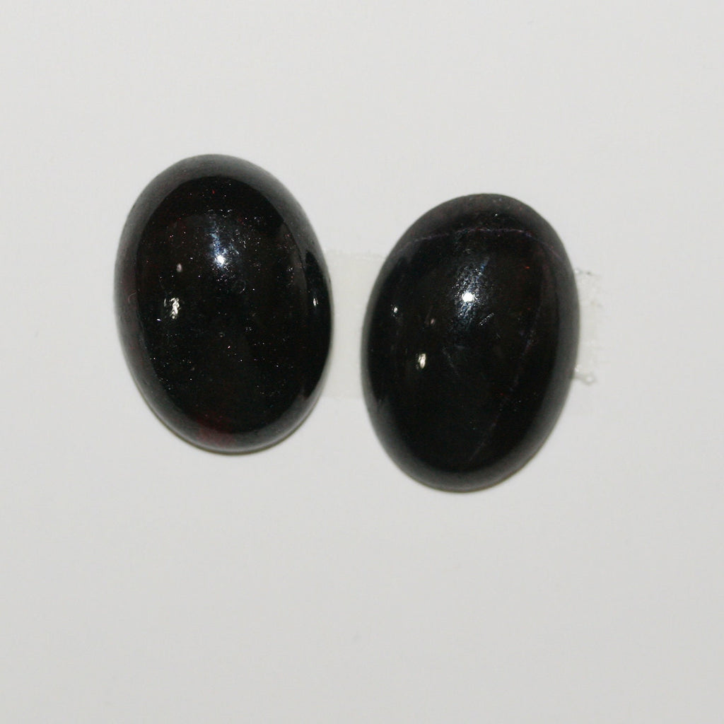 Lote de 2 cabujones ovalados de granate de 18 x 13 mm. (2 uds.)
