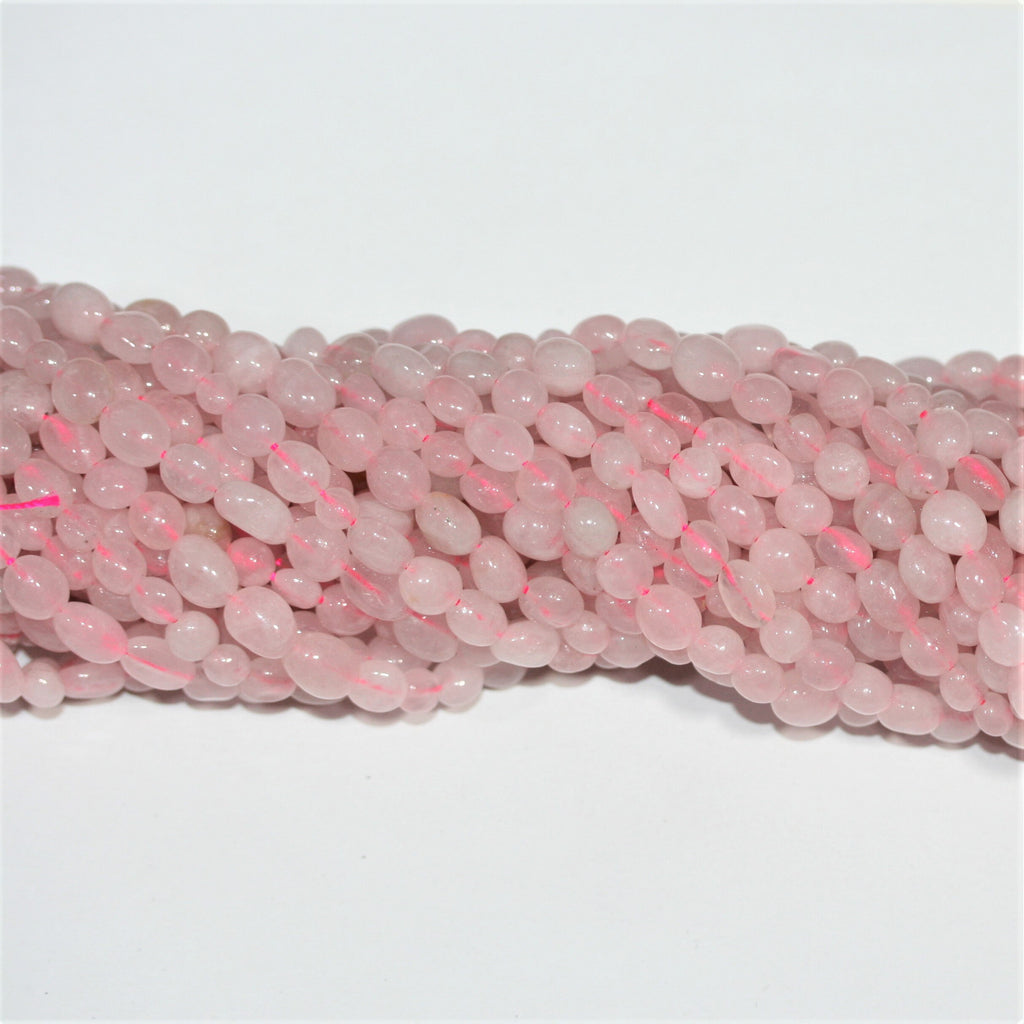 Perles de quartz rose St. Rose lisses en pépites de 15 pouces (6-8 mm). Longueur approximative du brin : 39 cm.