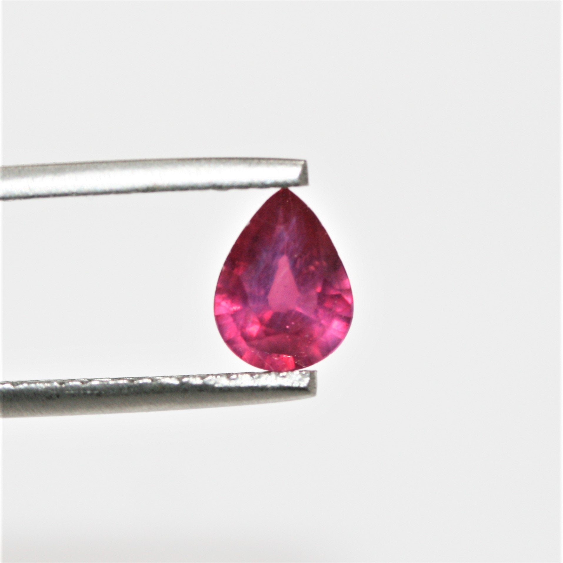 Lot de 2 gouttes rubis à facettes 6x8 mm - Traitement verre