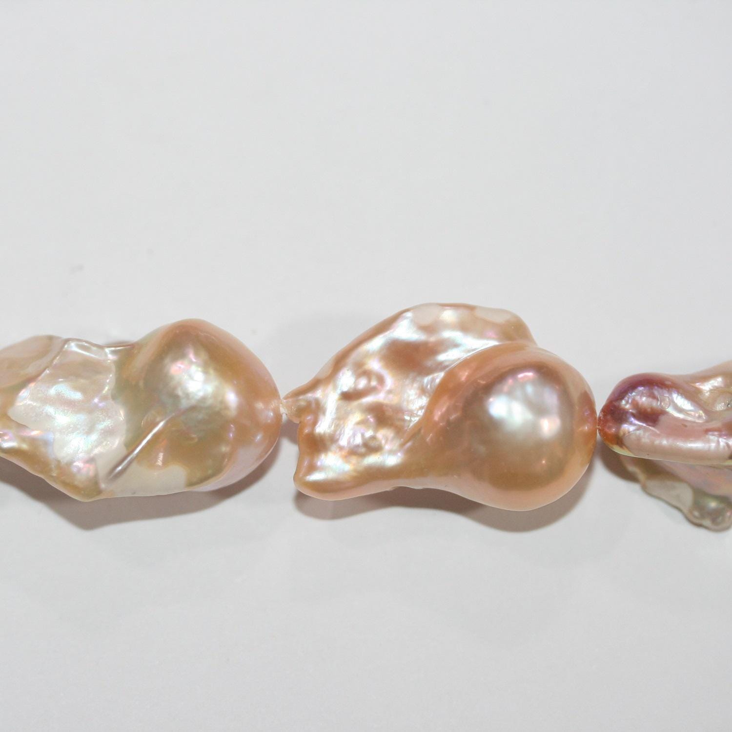 Perles baroques multicolores d'eau douce, 40 cm (16 pouces), 30 x 14 mm. Longueur approximative : 40 cm. Réf. 14787. Perles naturelles à prix de gros.