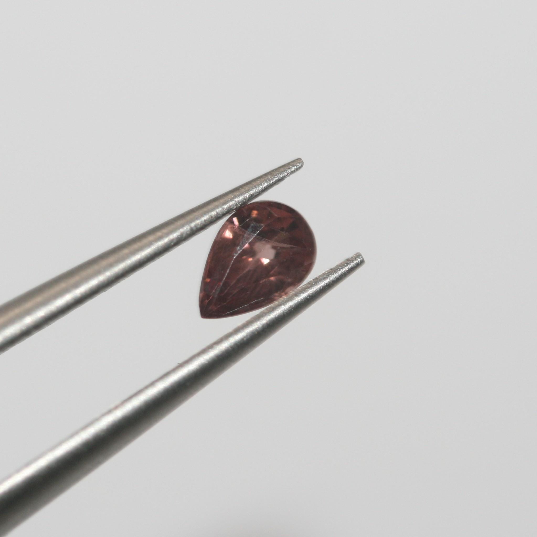 Lote de 5 granates facetados que cambian de color, ovalados y colgantes, de 4,5 x 3,5 mm aproximadamente. Paquetes de piedras preciosas. Precio al por mayor.