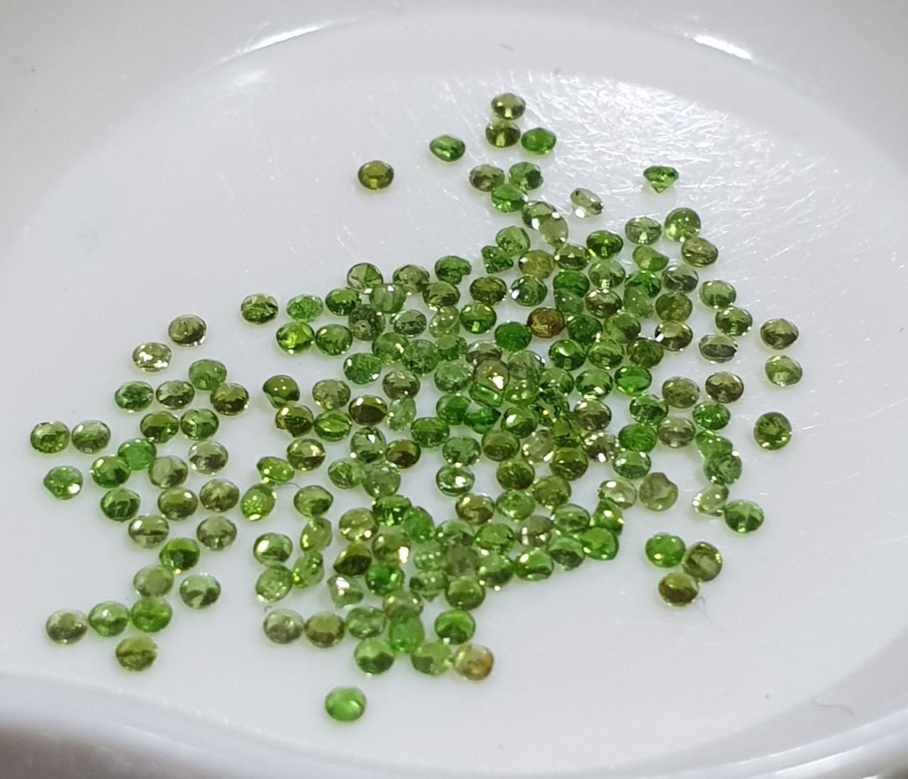 1 mm 1 lote de diópsido cromado ruso facetado redondo 1 mm piedra preciosa natural sin tratar - El precio es por lote en la imagen