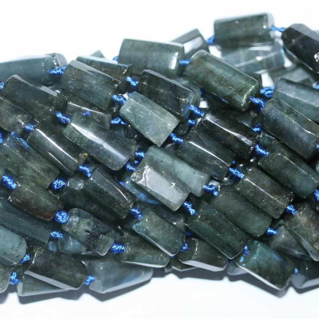 Perles tubulaires lisses en labradorite de Saint-Labrador, 14 x 8 mm environ. Longueur du fil : 39 cm.