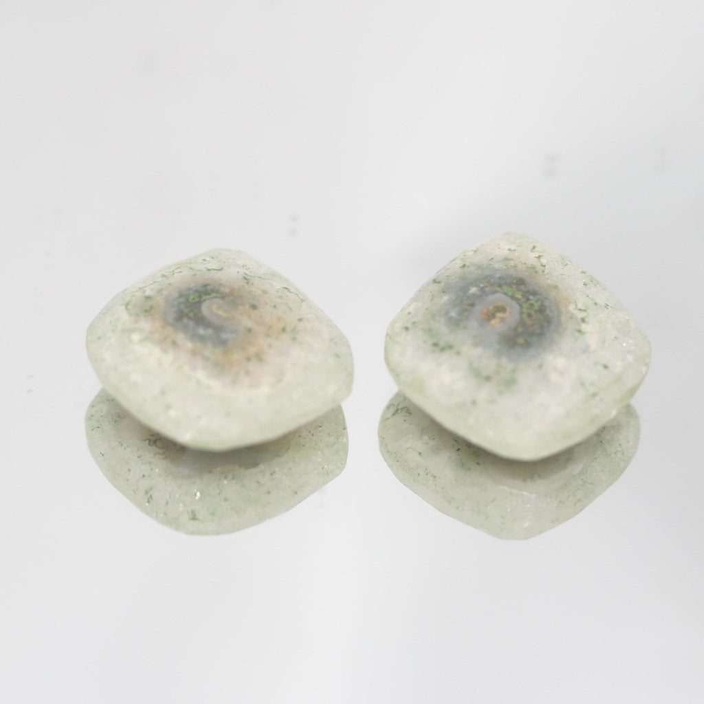 Única pieza. Par de cuarzos solares de 19 x 17,5 mm para colgante, engarce o colgante sin agujero.