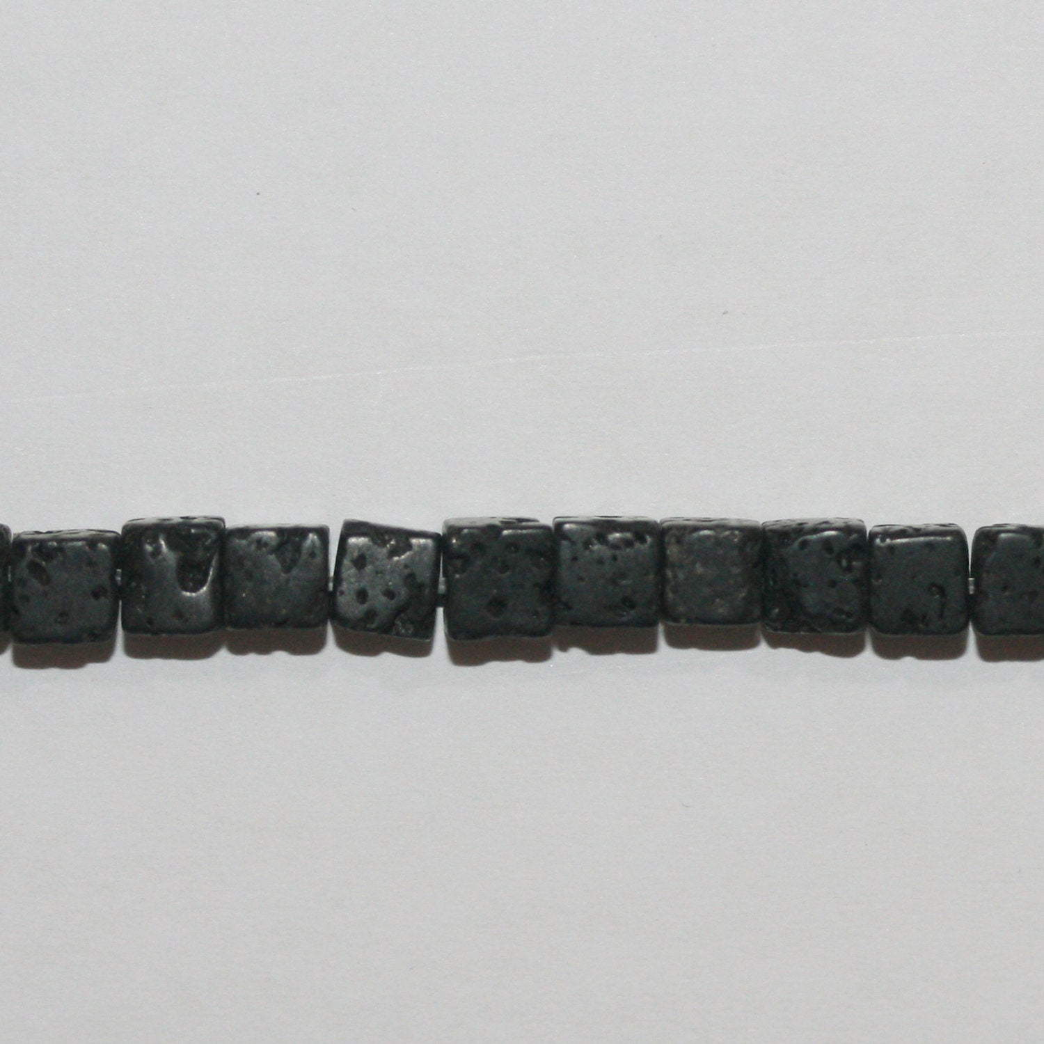 Perles cubiques lisses St Lava de 15 pouces (4 mm) - Fil de 39 cm