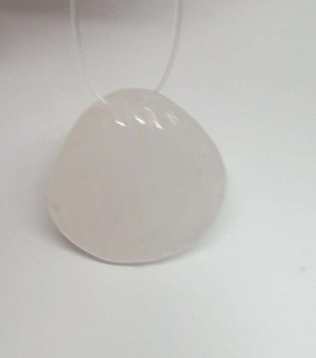 Pendentif en jade blanc sculpté en forme de coquillage, 17 mm (1 paire). Pendentif unique de créateur.