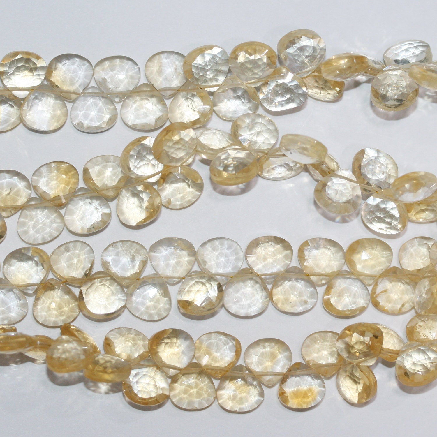 Perles en citrine facettées en forme de goutte, 8-9 mm, 20 cm de long.