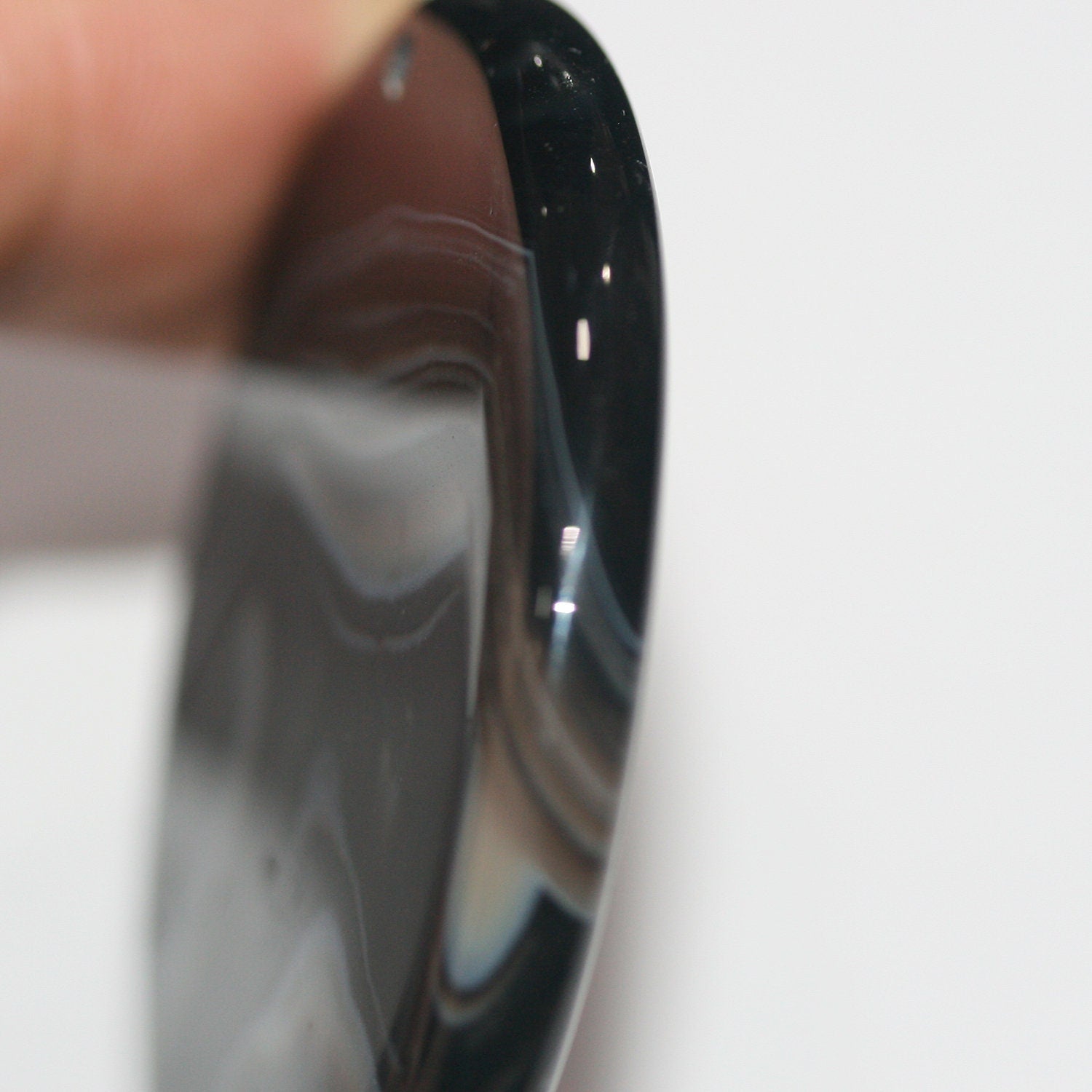 Pendentif rond lisse en onyx rayé 56 mm.