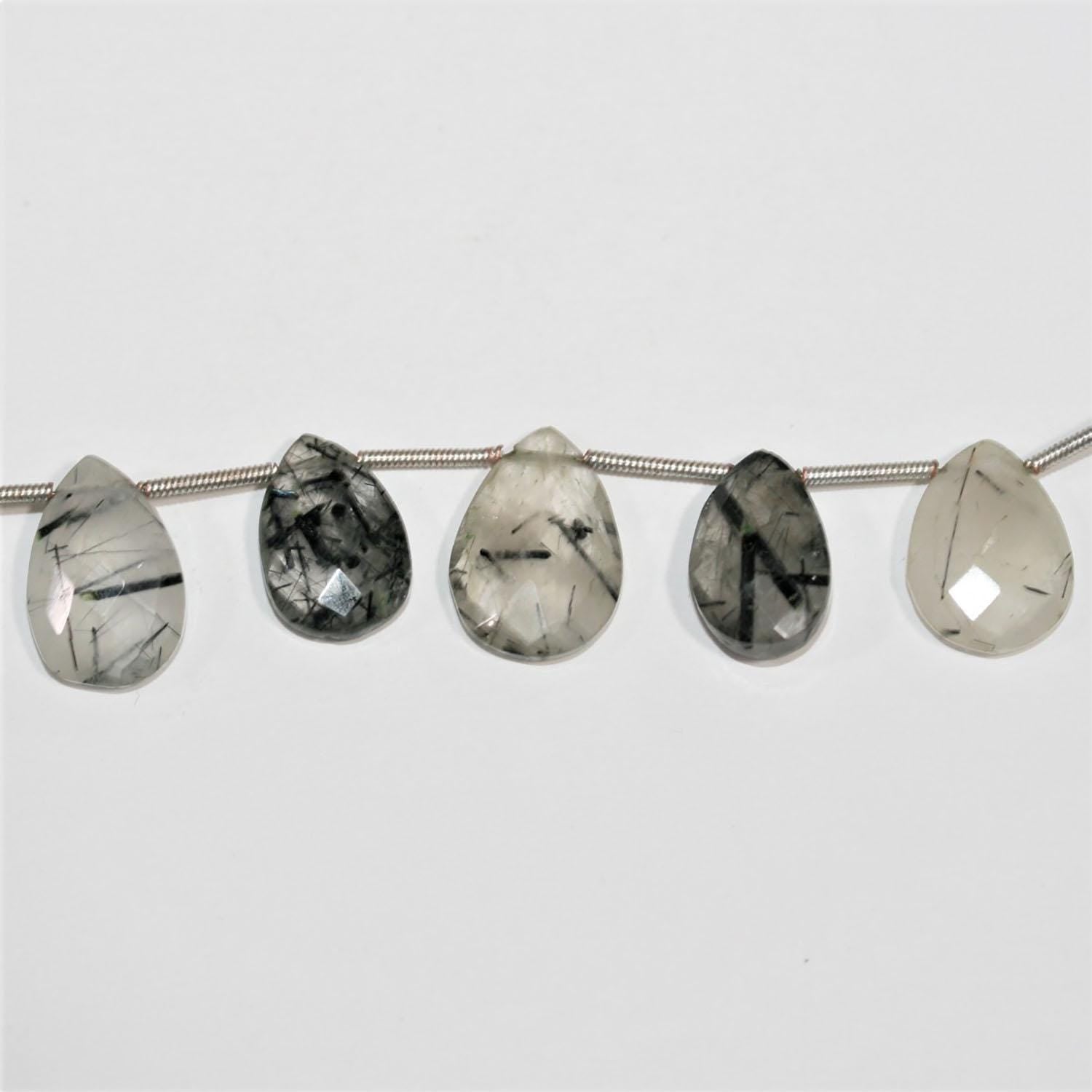 Cuentas de cuarzo turmalinado de 15 x 11 mm, facetadas y graduadas, de 24 x 17 mm. Longitud aproximada: 18 cm.